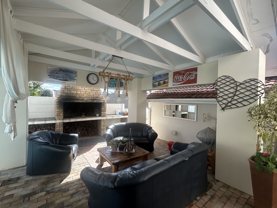 7 Bedroom Property for Sale in Uitsig Western Cape